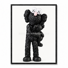 Tableau Kaws noir avec grand personnage texturé tenant un petit personnage noir dans ses bras.