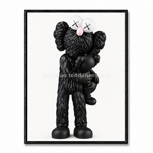 Tableau Kaws noir avec grand personnage texturé tenant un petit personnage noir dans ses bras.