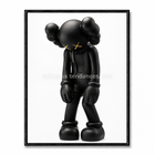 Tableau Kaws noir montrant un personnage seul debout, tête inclinée et yeux X dorés sur fond blanc.
