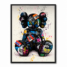Tableau avec personnage Companion noir assis, couvert de graffiti colorés et d’éclaboussures sur fond clair.