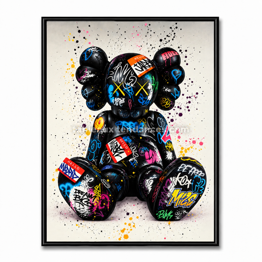 Tableau avec personnage Companion noir assis, couvert de graffiti colorés et d’éclaboussures sur fond clair.