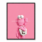 Tableau rose représentant un personnage Companion tenant un cœur contre sa poitrine avec un sac blanc.