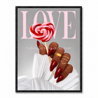 Main féminine avec ongles rouges tenant une sucette cœur devant le mot LOVE