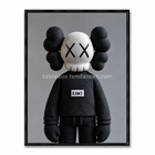 Tableau monochrome avec personnage Companion noir et blanc sur fond gris, étiquette Kaws visible.