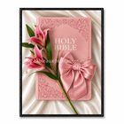 Bible rose avec lys roses et ruban satiné sur tissu clair
