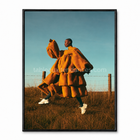Orange Freedom — silhouette en tenue orange sculpturale dans un paysage naturel, tableau mode contemporain