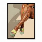 Tableau mode Sillage Vert, jambes et sandales vertes dans une composition graphique beige