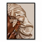 Profil féminin avec foulard satiné beige, grand nœud et boucles d’oreilles dorées.