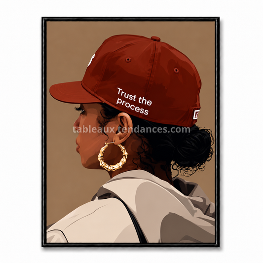 Portrait féminin stylisé avec casquette rouge et texte Trust the process