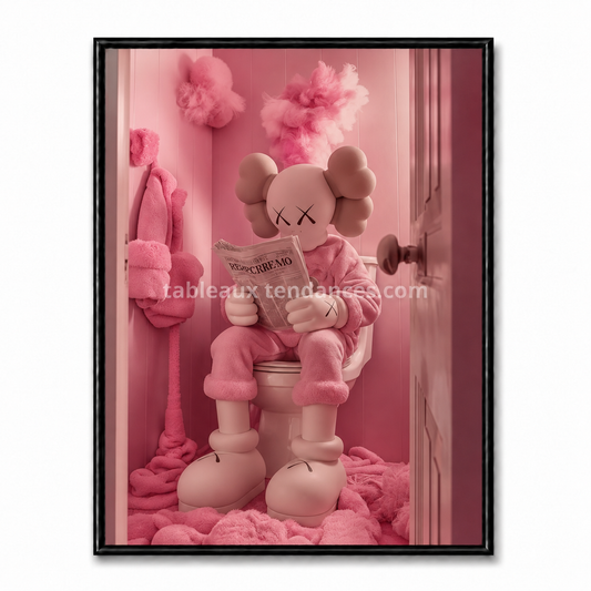 Tableau rose représentant un personnage Companion assis et lisant un journal dans un intérieur monochrome.