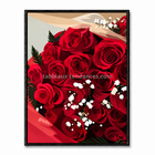 Bouquet stylisé de roses rouges avec petites fleurs blanches