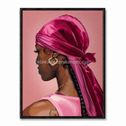 Portrait féminin de profil portant un grand foulard rose et des bijoux dorés.