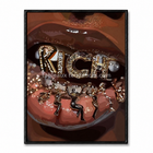 Gros plan artistique d’une bouche avec bijoux dorés et lettres RICH.