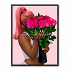 Femme stylisée tenant un grand bouquet de roses roses sur fond rose