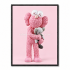 Tableau rose avec grand personnage Companion tenant tendrement un plus petit personnage dans ses bras.