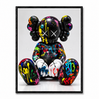 Tableau avec personnage Companion noir assis décoré d’éclaboussures de peinture multicolores.