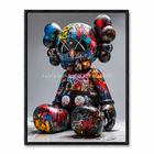 Tableau pop art avec personnage Companion noir recouvert de graffiti colorés sur fond gris.
