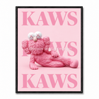 Tableau rose avec personnage Companion allongé devant une grande composition typographique rose.