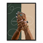 Deux mains féminines ornées de bijoux sur fond vert et beige avec lignes graphiques blanches.