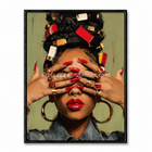 Portrait féminin avec mains devant les yeux, ongles rouges et nombreux bijoux dorés.