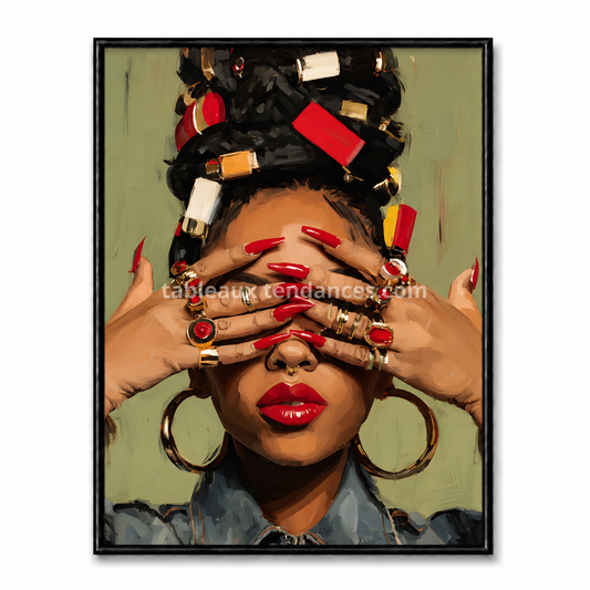 Portrait féminin avec mains devant les yeux, ongles rouges et nombreux bijoux dorés.