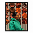 Femme en sweat vert et lunettes devant une composition de ballons de basketball.