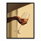 Main féminine tenant un verre sur fond doré avec lumière et ombres de fenêtre.
