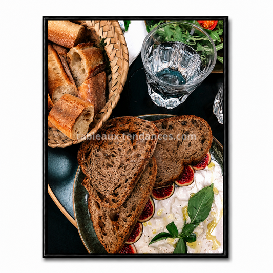 L’Art de la Table, tableau cuisine avec pains artisanaux, figues, basilic et table gastronomique